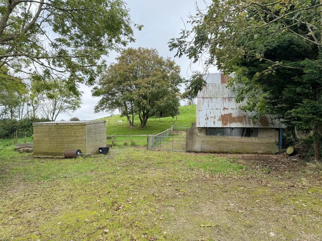 Lot: 89 - BARN AND 5.91 ACRES OF GRAZING IN AN ELEVATED LOCATION WITH VIEWS - View of barn and outbuilding